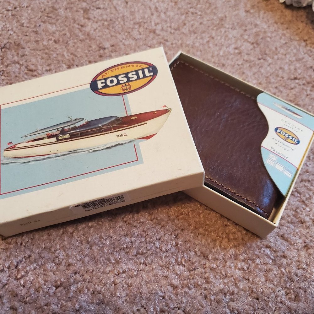 NWT Leather FOSSIL Passcase Wallet Authentic Design "Old Glory" Brown